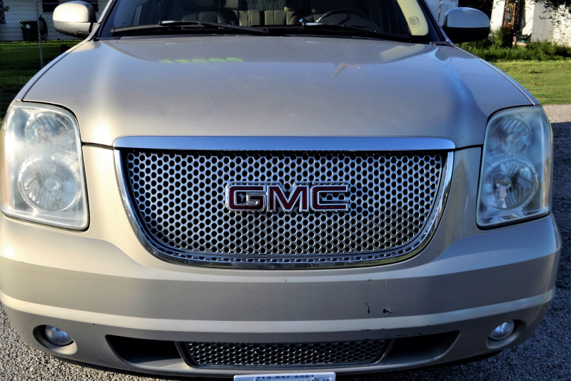 concession-moto-TOURVES-min_gmc-yukon-truck-grill-2828425